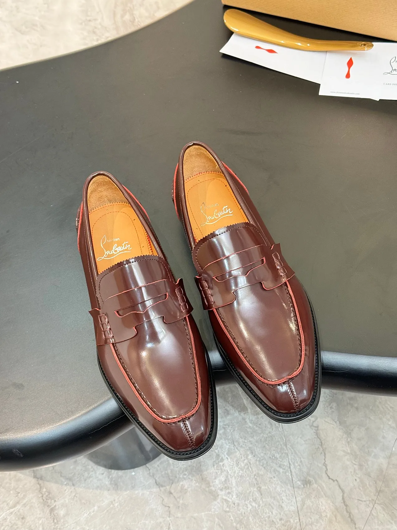 [CL red sole shoes] Top P: 1020💰 Size 39-44 (⚠️38.45.46.47 custom-made, non-returnable and non-exchangeable) 🆑High-end men's business formal leather shoes, original authentic top quality goods ••✅💯 Top original order purchasing agent! Original imported patterned cowhide ➕Imported cowhide lining ➕Cowhide feet ➕Original leather outsole~🉑️Feel free to compare the authentic ones!